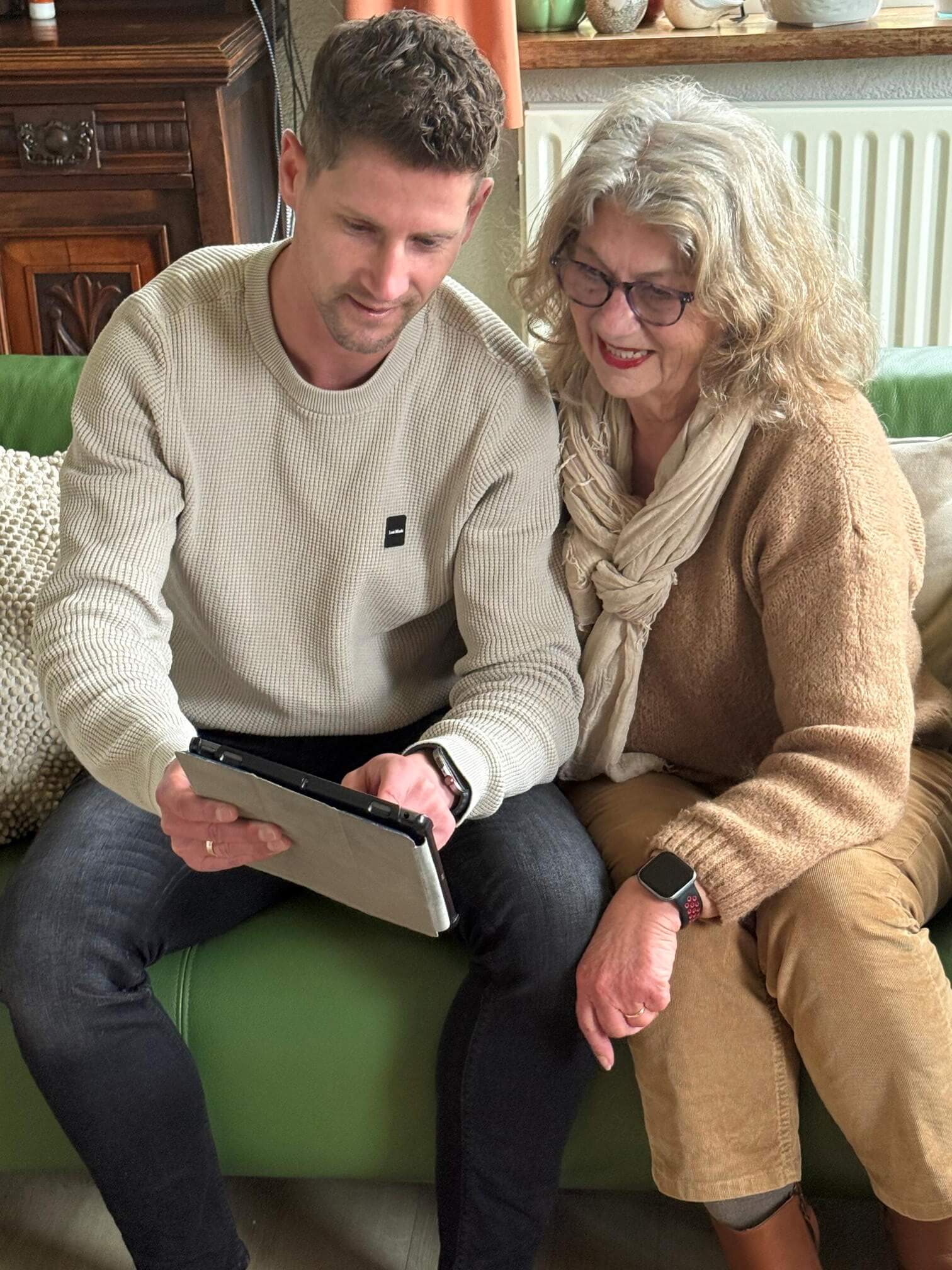 Steffen van DigiThuis geeft rustige uitleg over het gebruik van Word en Excel