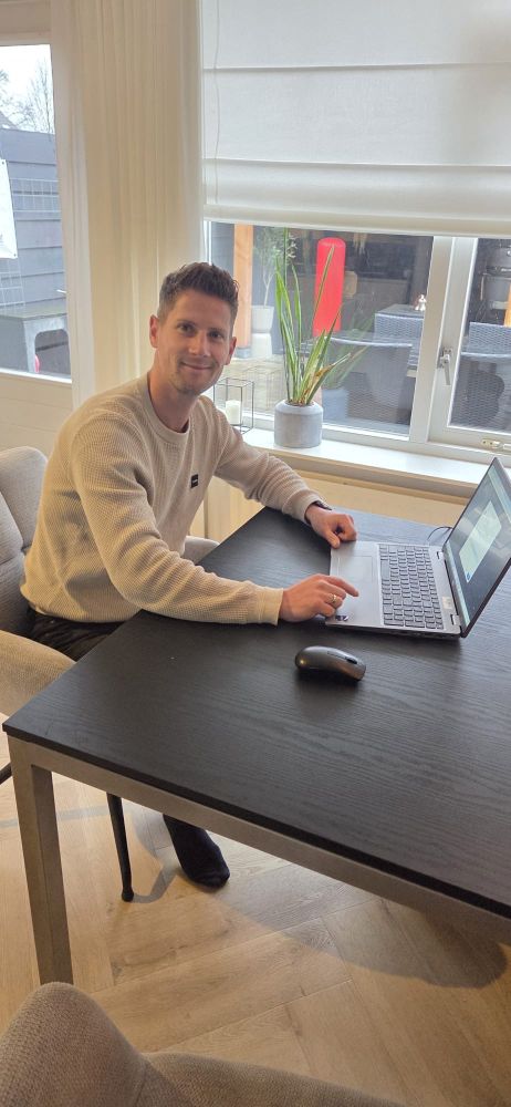 Steffen van DigiThuis legt uit hoe de beveiligingsbeelden op een tablet te zien zijn