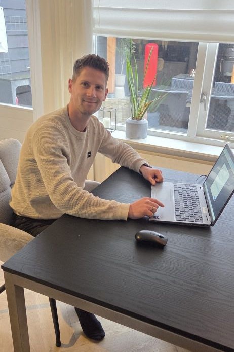 Computerhulp Steffen Horvers schoont een trage laptop op voor een snellere computer